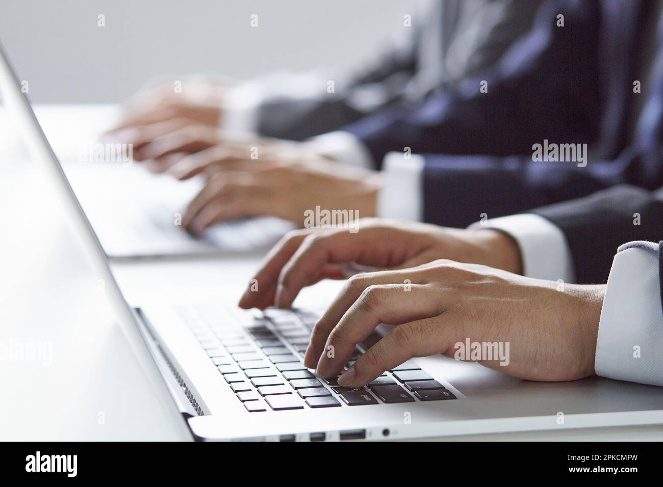 Un laptop e una mano d'uomo d'affari Foto Stock
