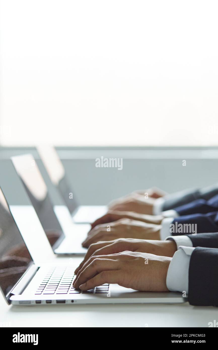 Un laptop e una mano d'uomo d'affari Foto Stock