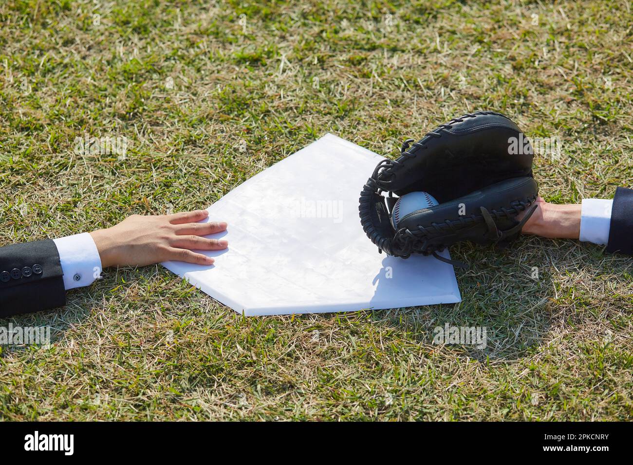 Uomo in tuta che scivola nella base di casa Foto Stock