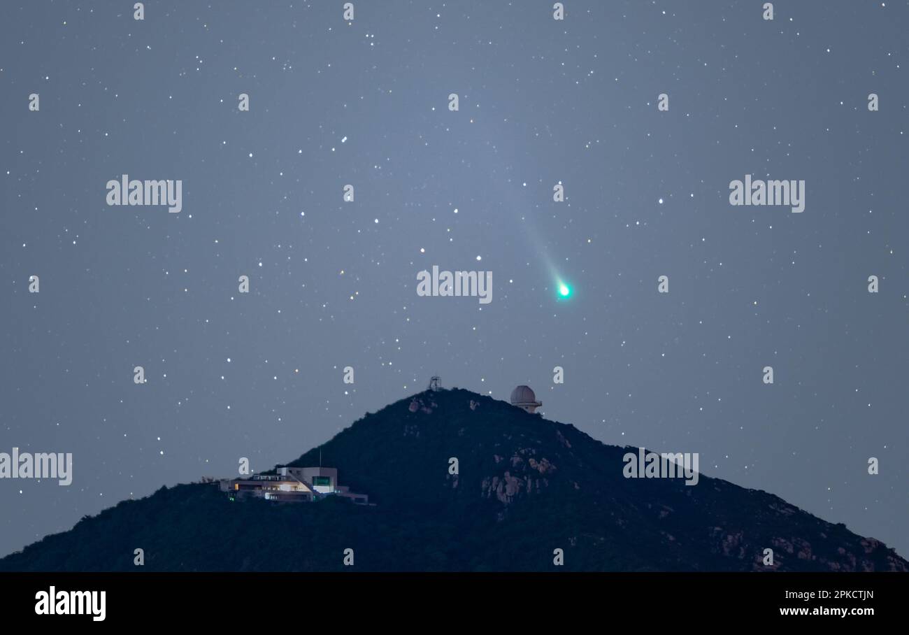(230407) -- SHENZHEN, 7 aprile 2023 (Xinhua) -- questo fotomontaggio preso il 7 dicembre 2021 mostra una cometa che striscia attraverso il cielo notturno su Shenzhen, provincia di Guangdong della Cina meridionale. Certificata dalla International Dark-Sky Association (IDA), la comunità di Xichong a Shenzhen, provincia del Guangdong, è diventata una comunità internazionale del cielo oscuro in Cina. La comunità è impegnata a proteggere il cielo scuro, preservare l'ambiente ecologico notturno locale, e creare un bellissimo ambiente di comunità cielo scuro con illuminazione artificiale di qualità accompagnata da lucciole volanti, ac Foto Stock