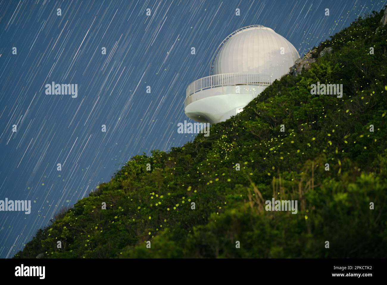 (230407) -- SHENZHEN, 7 aprile 2023 (Xinhua) -- questo fotomontaggio preso il 7 luglio 2021 mostra l'Osservatorio Astronomico di Shenzhen e le lucciole volanti a Shenzhen, nella provincia di Guangdong della Cina meridionale. Certificata dalla International Dark-Sky Association (IDA), la comunità di Xichong a Shenzhen, provincia del Guangdong, è diventata una comunità internazionale del cielo oscuro in Cina. La comunità è impegnata a proteggere il cielo scuro, a preservare l'ambiente ecologico notturno locale e a creare un bellissimo ambiente di comunità con un'illuminazione artificiale di qualità accompagnata da fl Foto Stock