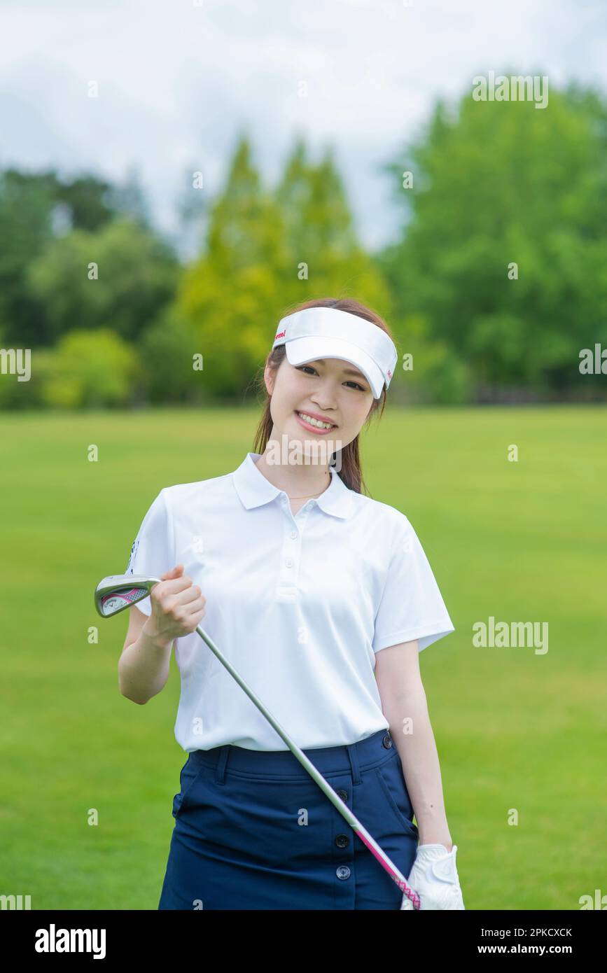 donna nel suo 20s giocare a golf Foto Stock