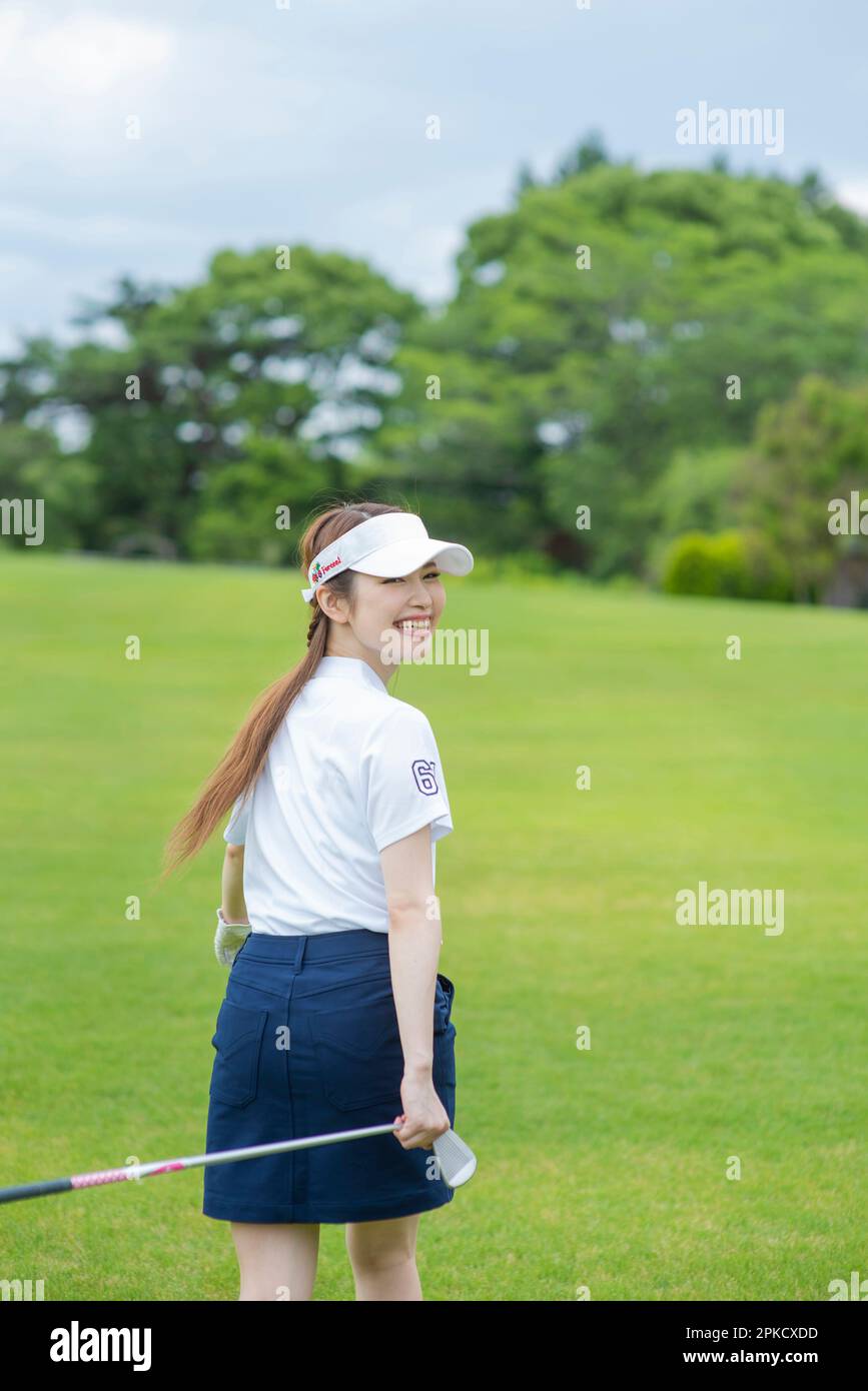 Le donne nel loro 20s giocare a golf Foto Stock