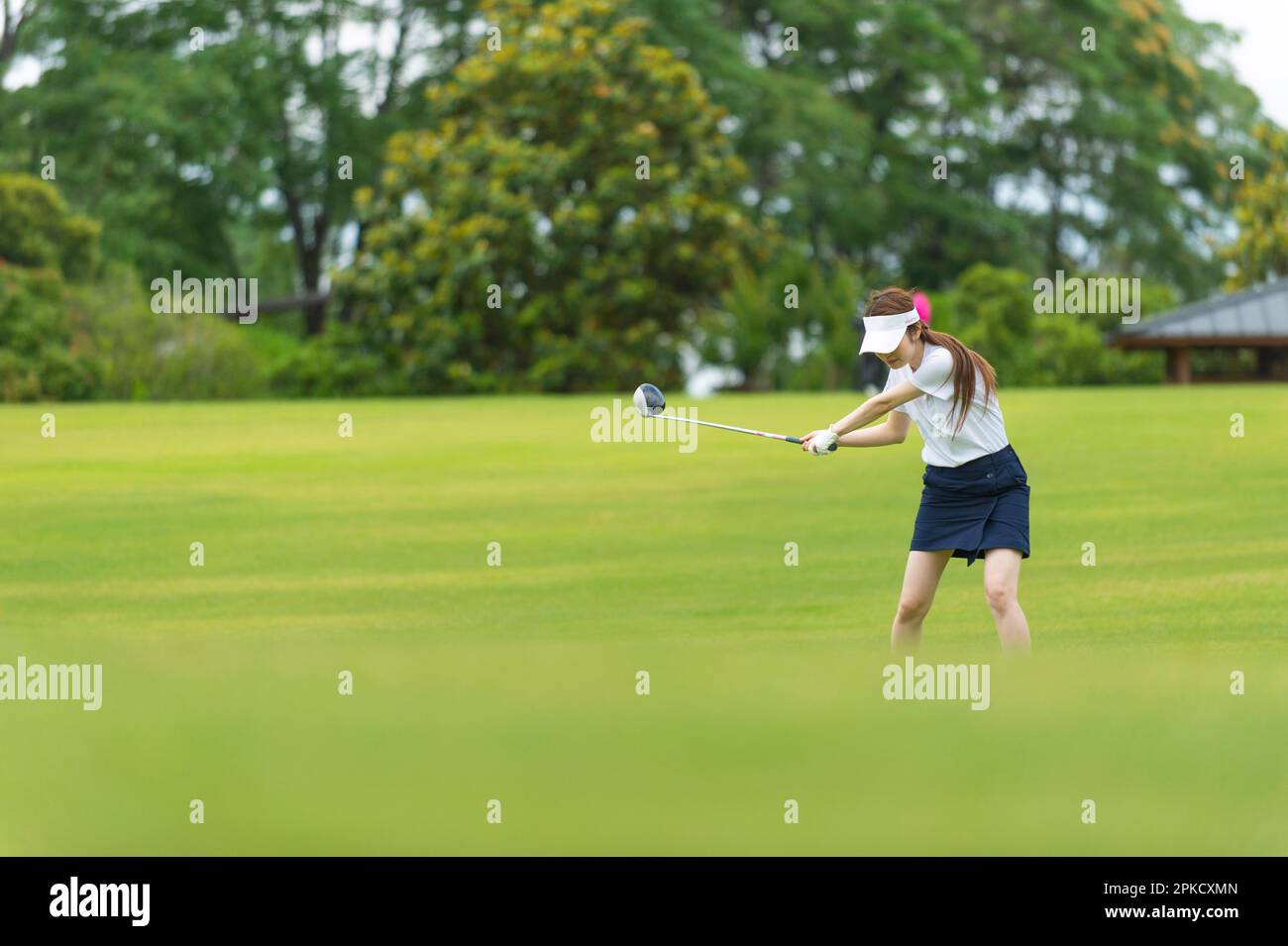 Le donne nei loro 20's che giocano il golf Foto Stock