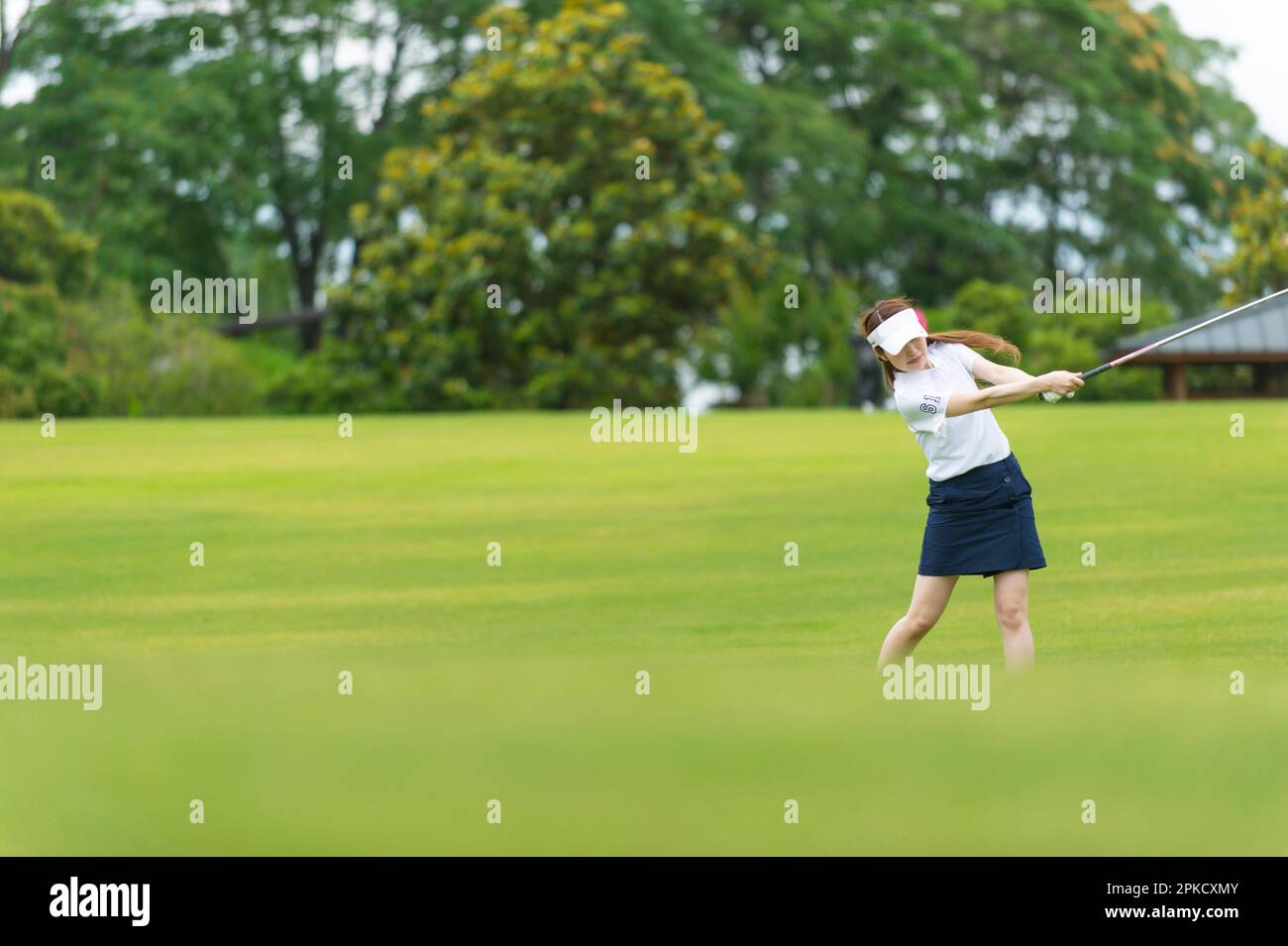 Donna nel suo 20s giocare a golf Foto Stock