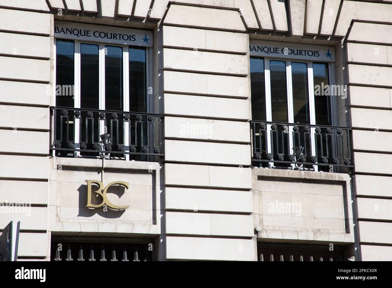 Bordeaux , Aquitaine France - 04 02 2023 : Banque Courtois segno marchio bc e logo di testo davanti alla sede principale edificio francese agenzia bancaria Foto Stock