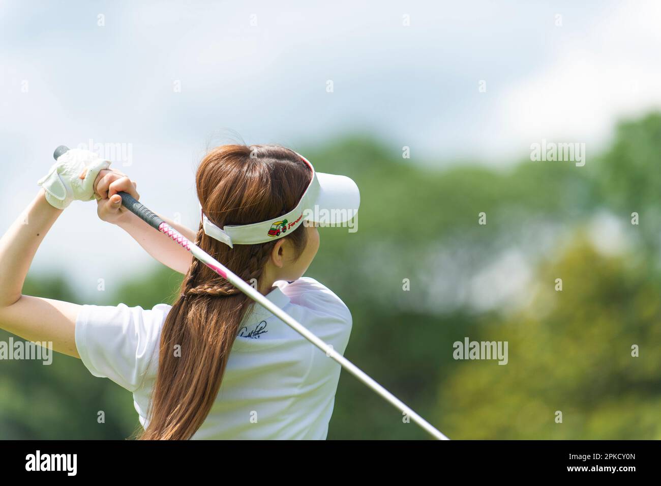 20s donna che gioca a golf Foto Stock