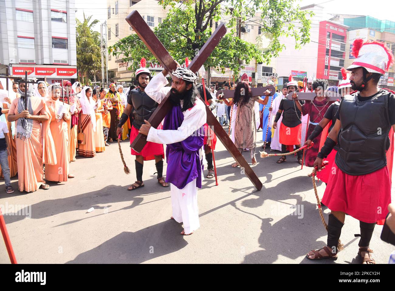 India, Madhya Pradesh, Jabalpur, 07 aprile 2023, Jabalpur : i devoti cristiani offrono preghiere mentre prendono parte a una rievocazione delle stazioni della Croce il Venerdì Santo, il 07 aprile 2023 a Jabalpur, Madhya Pradesh. Commemorando le sofferenze e la crocifissione di Gesù Cristo, oggi i cristiani hanno osservato il Venerdì Santo con le chiese fedeli che affollavano in gran numero lo stato per assistere a preghiere e servizi speciali, osservando il digiuno per celebrare la giornata. Foto di - Uma Shankar Mishra Credit: River Ganga/Alamy Live News Foto Stock