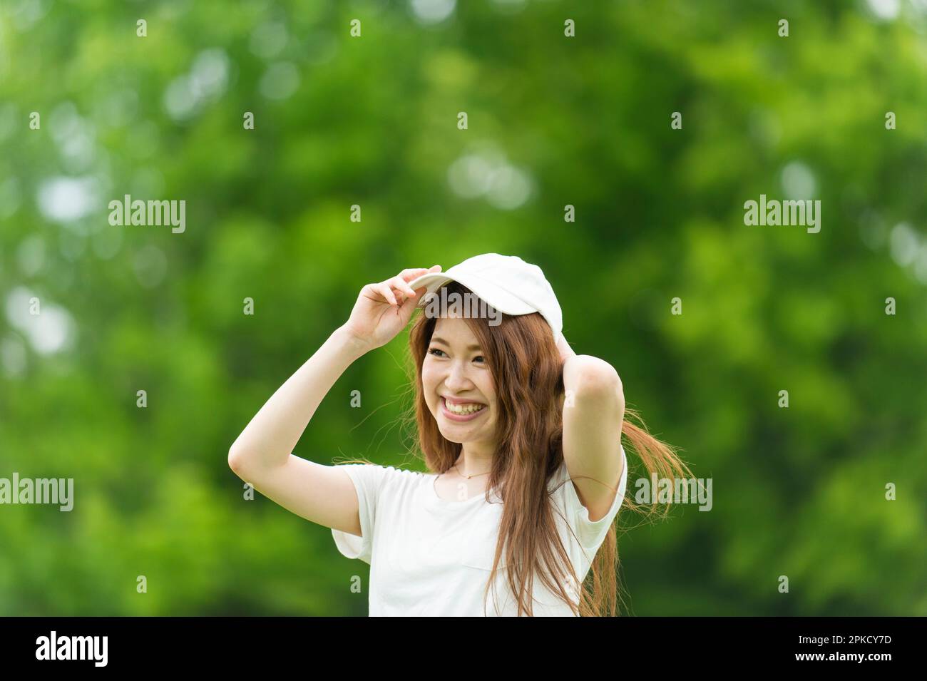 20s donna in cappello nel parco Foto Stock