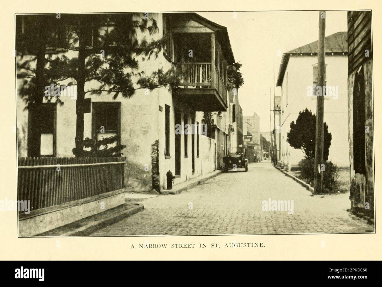 Una strada stretta in St. Augustine vintage fotografia dal libro ' Florida, la terra dell'incanto ' di Nevin otto Winter, 1869-1936 Data di pubblicazione 1918 Editore Boston, la Page Company dalla serie ' See America First ' Foto Stock
