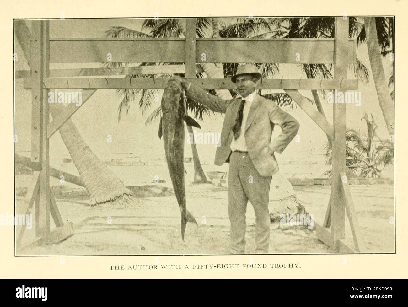 L'autore con una fotografia d'epoca del Trofeo Fifty-Eight Pound dal libro 'Florida, la terra dell'incanto' di Nevin otto Winter, 1869-1936 Data di pubblicazione 1918 Editore Boston, The Page Company dalla serie ' See America First ' Foto Stock