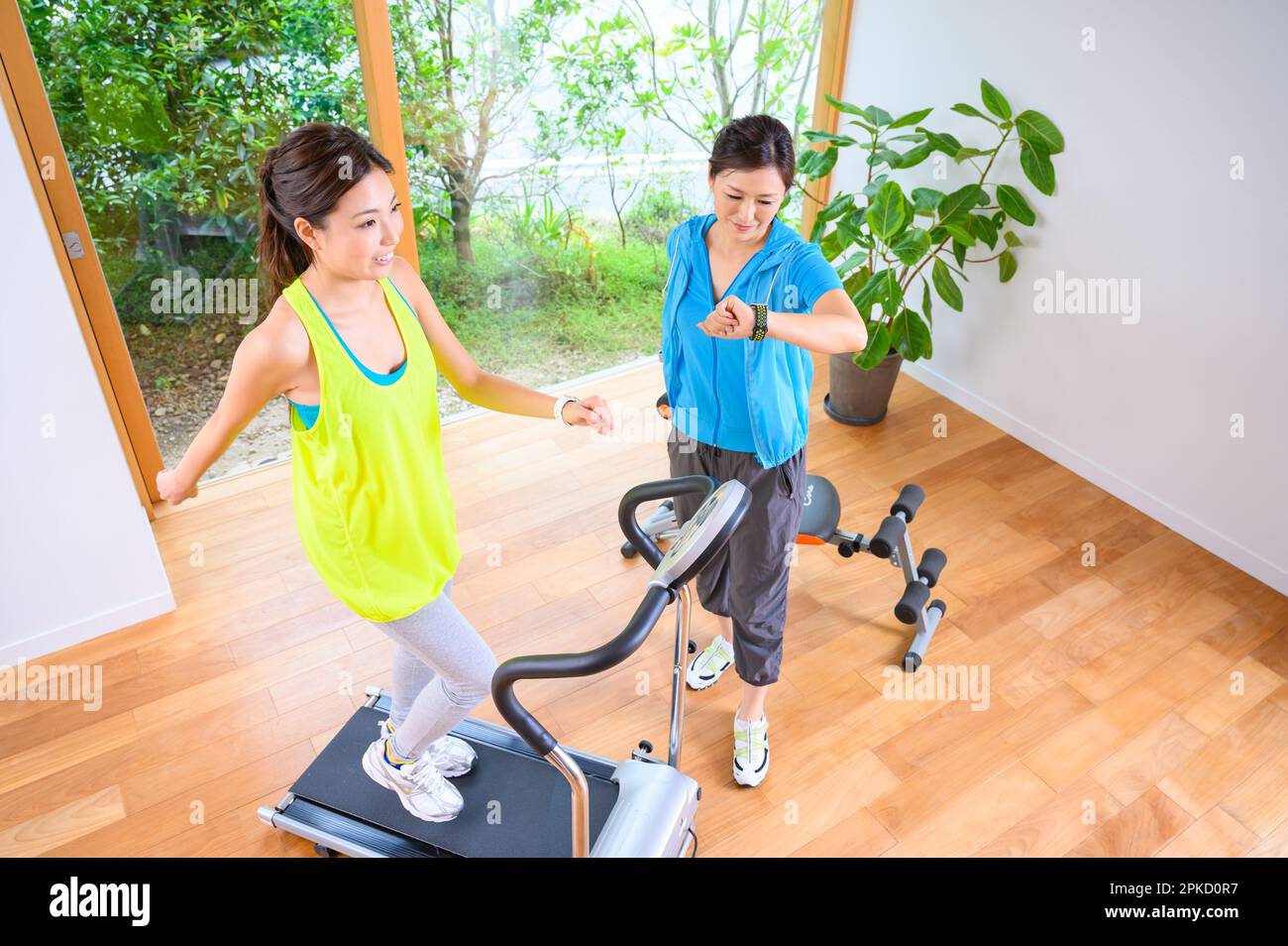 Madre e figlia che si allenano con la macchina a casa propria Foto Stock