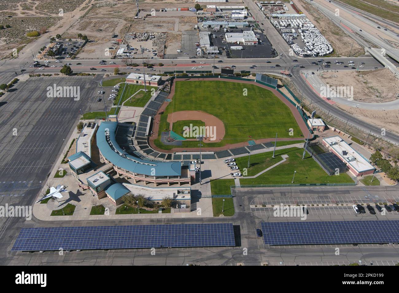 Vista aerea dello stadio municipale Hangar aka Lancaster, giovedì 6 marzo 2023, a Lancaster, California Foto Stock