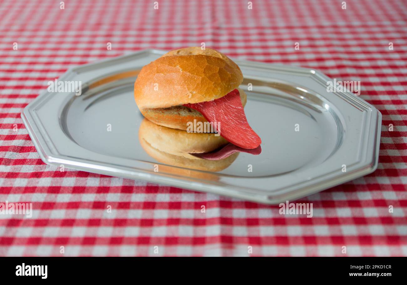 Arrotolare con salsiccia di lingua Foto Stock