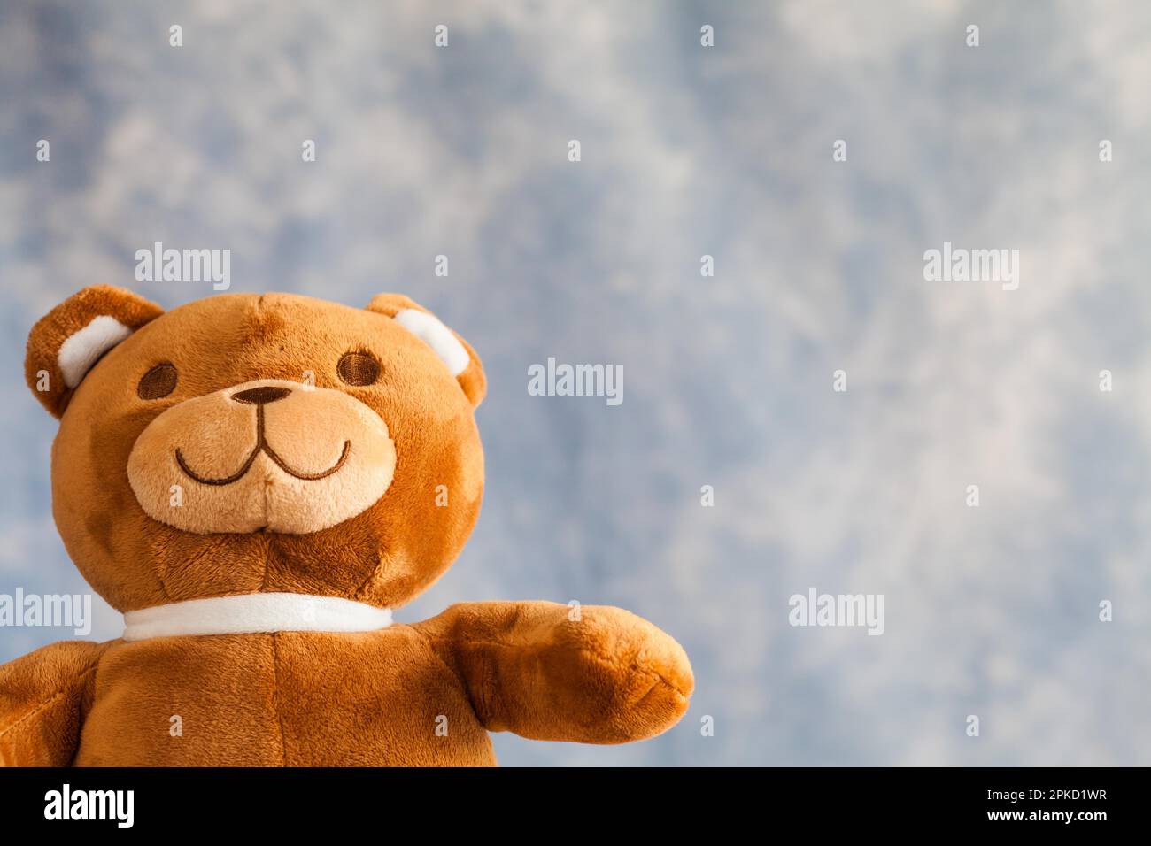 Orsacchiotto giocattolo sul cielo azzurro sfondo con copyspace Foto Stock