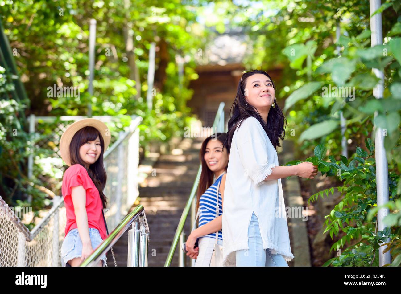 3 donne che viaggiano in un resort dove salgono le scale di un'isola Foto Stock