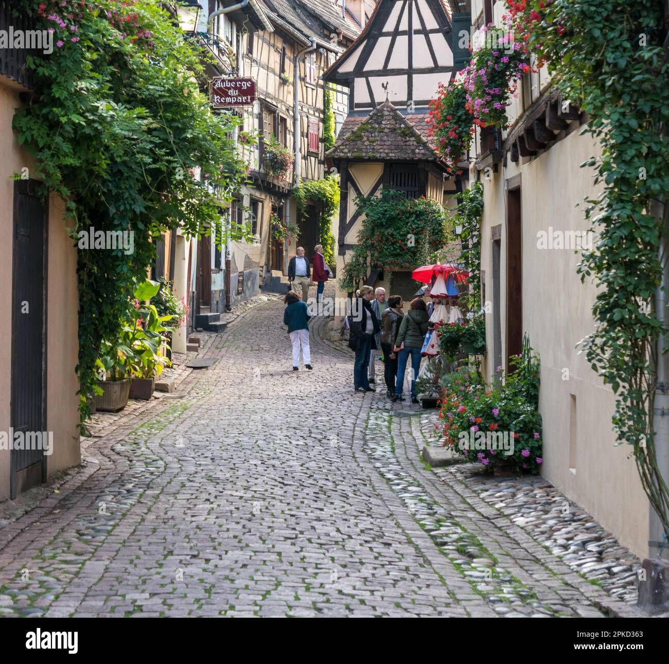 I turisti ad esplorare Eguisheim in Haut-Rhin Alsace Francia Foto Stock