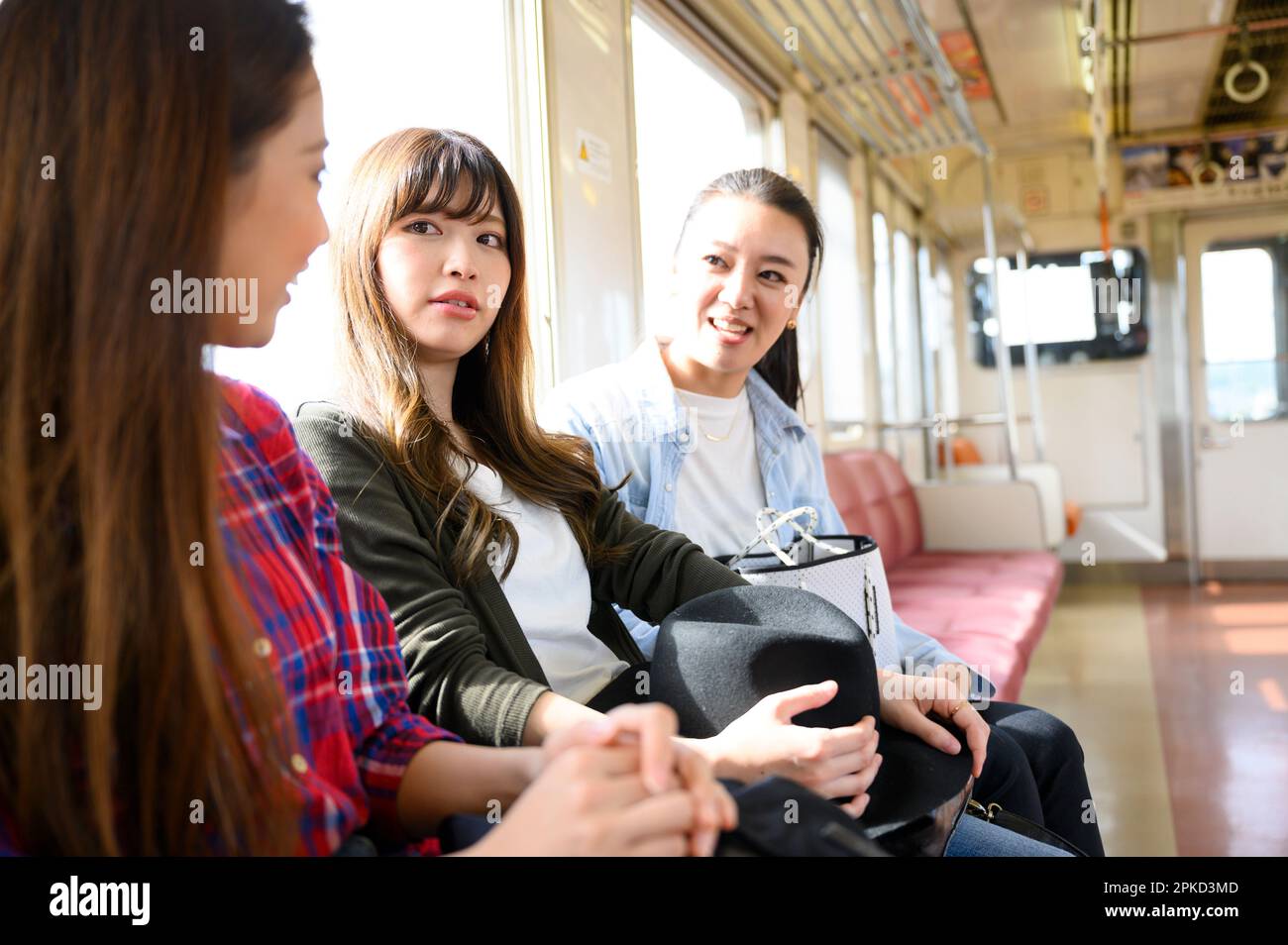 3 donne che viaggiano in treno Foto Stock