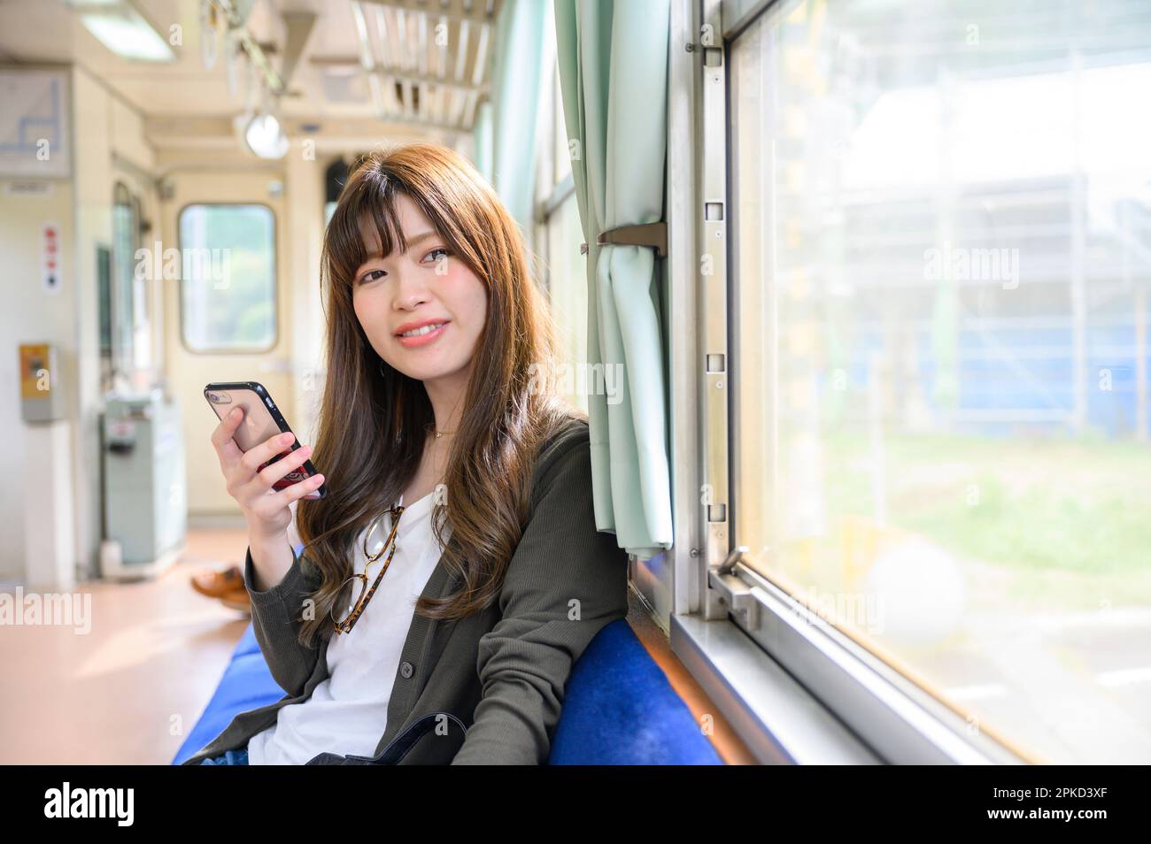 donne che viaggiano in treno Foto Stock