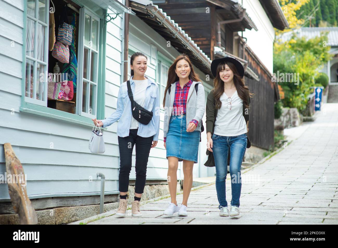 Tre donne che viaggiano insieme Foto Stock