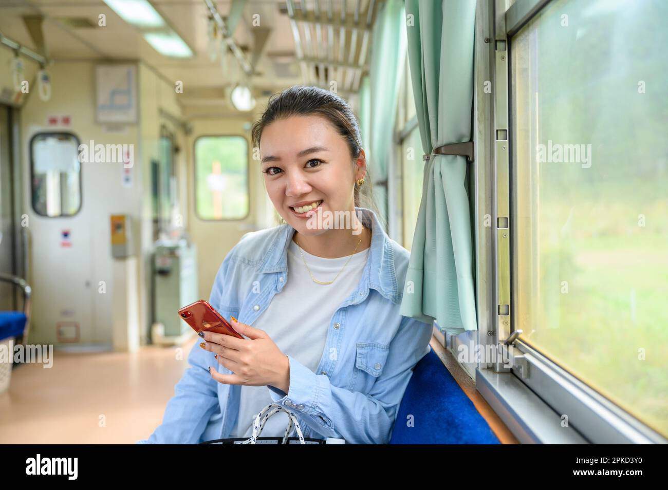 donne che viaggiano in treno Foto Stock