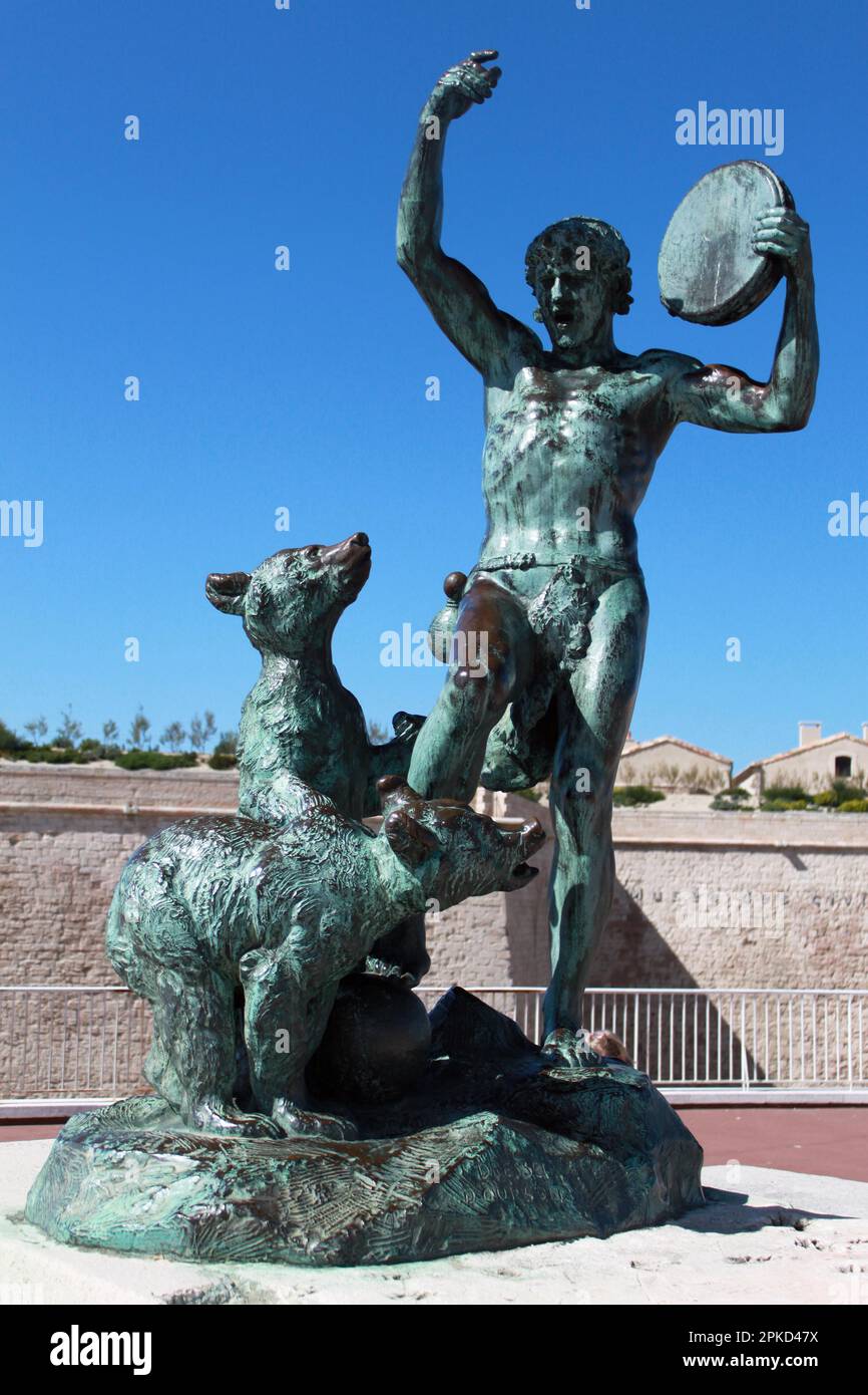 Allenatore di orsi, statua in bronzo le dresseur d'oursons, di fronte al Parvis St Laurent, Place de la Tourette, Marsiglia, Francia Foto Stock