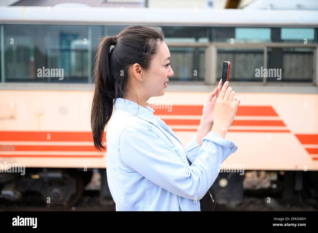 3 donne che viaggiano come donne in attesa di un treno Foto Stock