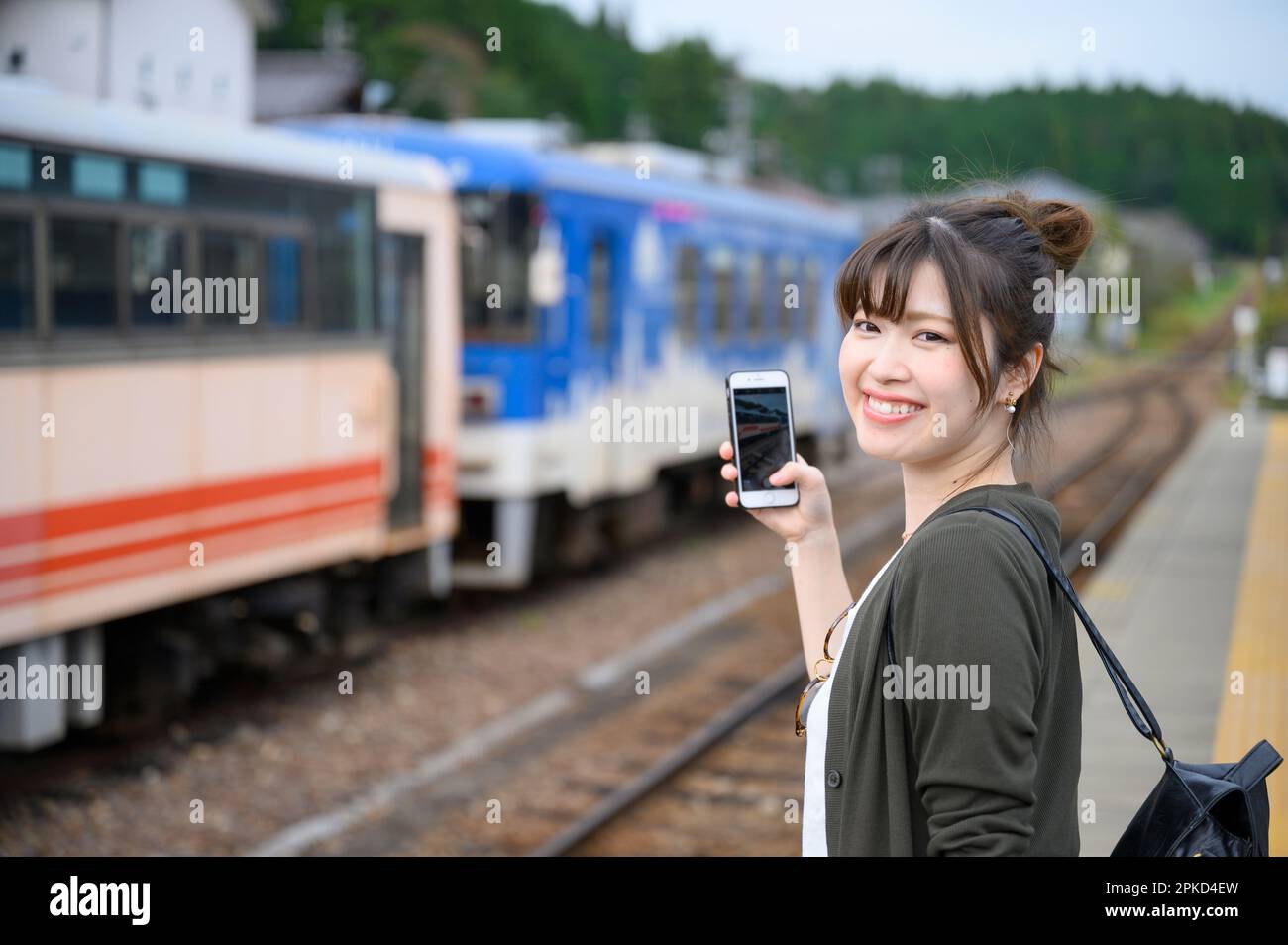donne che viaggiano come donne in attesa di un treno Foto Stock