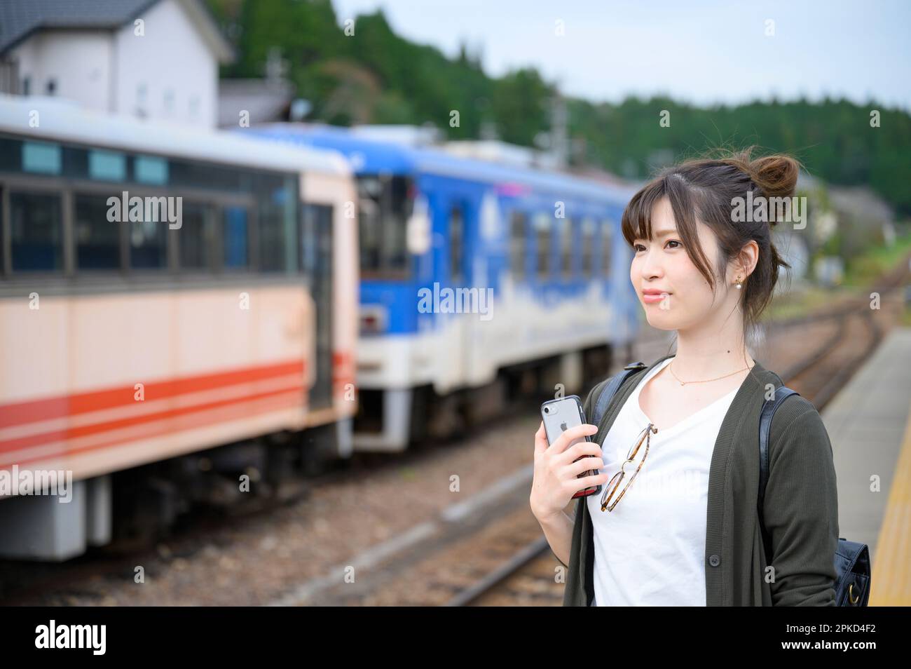 donne che viaggiano come donne in attesa di un treno Foto Stock