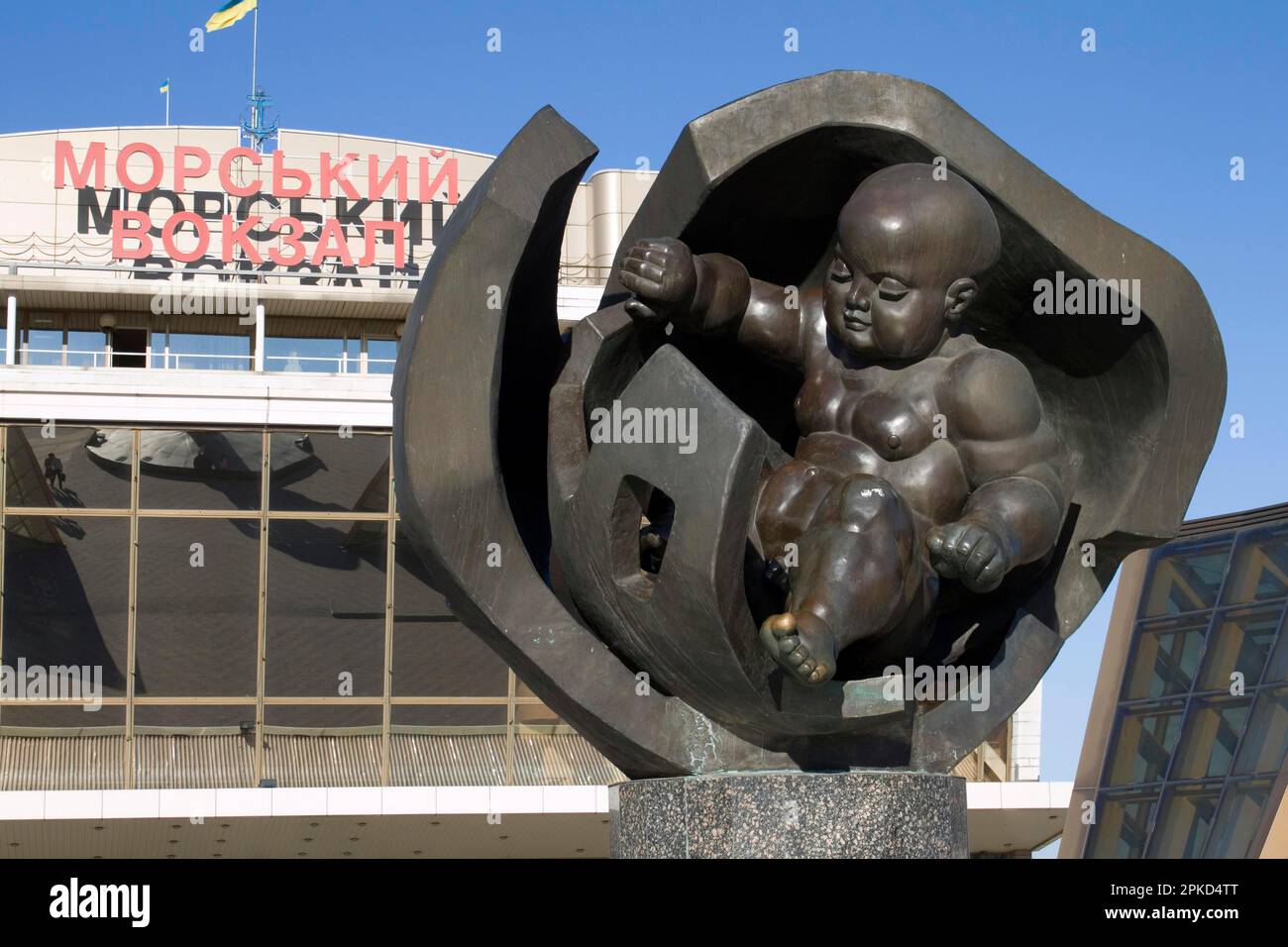 Scultura il bambino d'oro, di Ernst Neisvestnyj, Terminal passeggeri, Porto di Odessa, Porto Marittimo di Odessa, Odessa, Ucraina Foto Stock