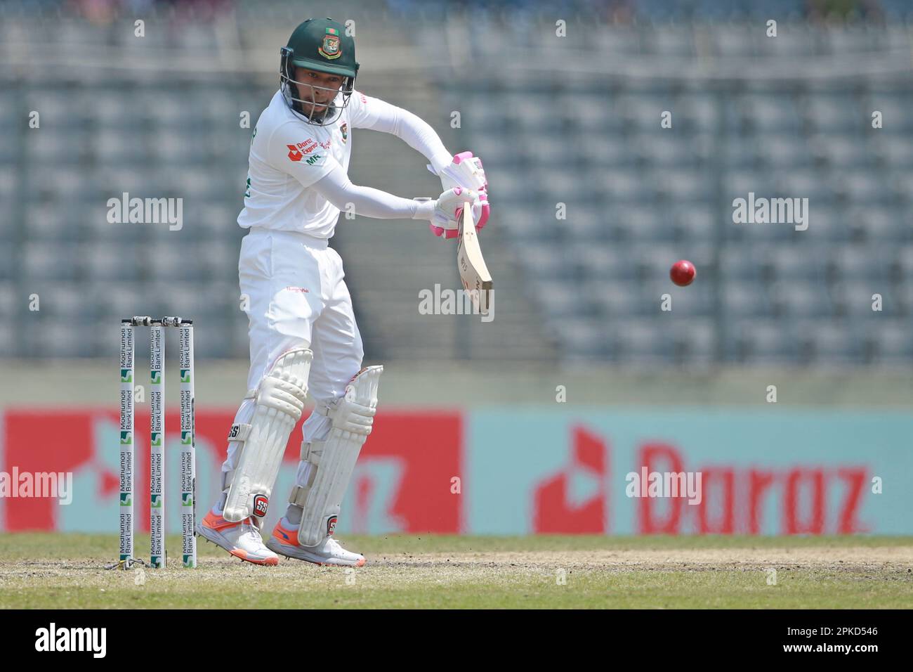 Mushfiqur Rahim si schiaccia durante il quarto giorno del solo test match tra Bangladesh e Irlanda allo Sher-e-Bangla National Cricket Stadium, Mirpur, D. Foto Stock