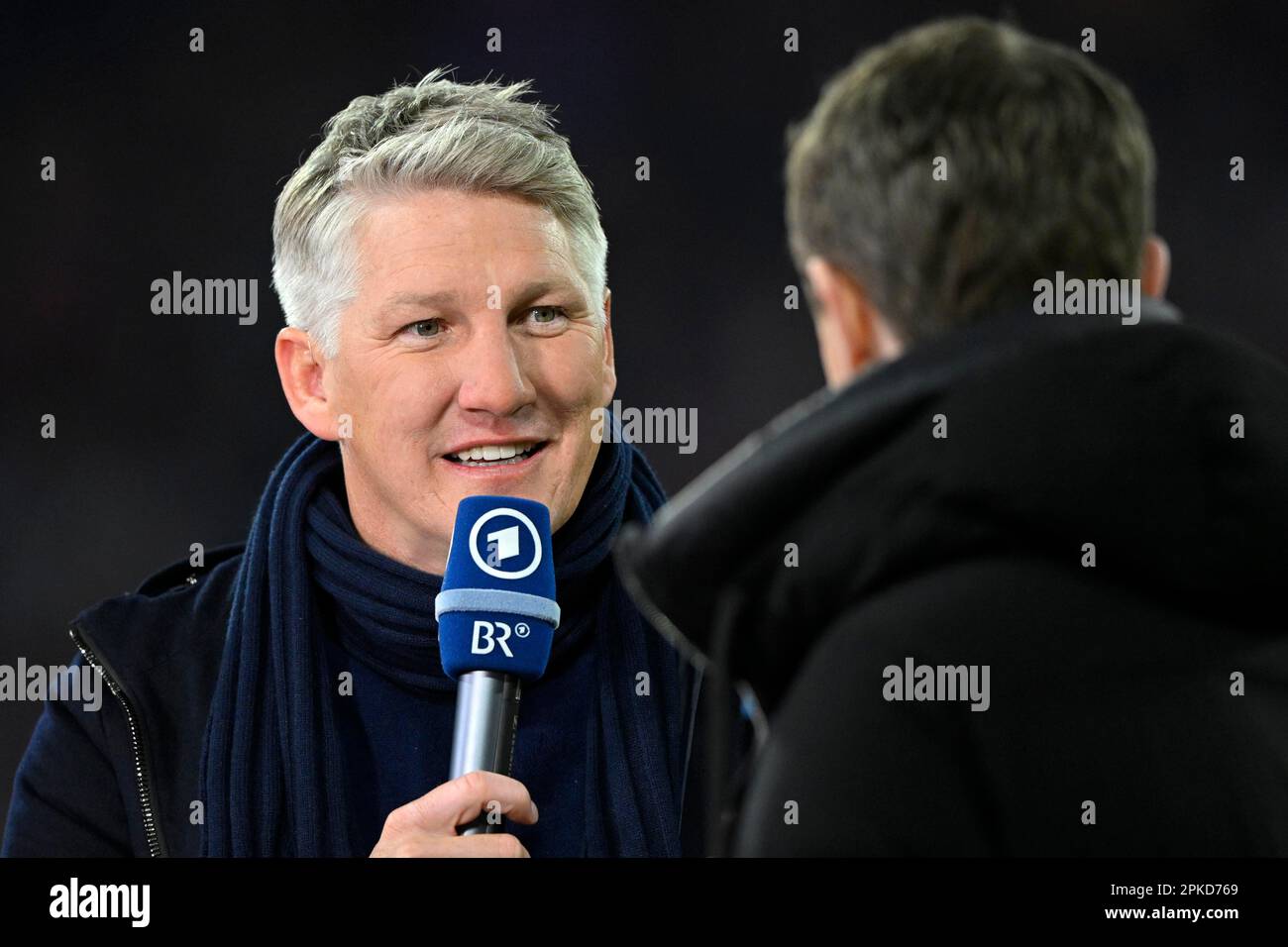 L'esperto televisivo Bastian Schweinsteiger intervistato dal presentatore ARD Alexander Bommes, microfono, logo, BR, Bayerischer Rundfunk, Coppa DFB, Allianz Arena Foto Stock