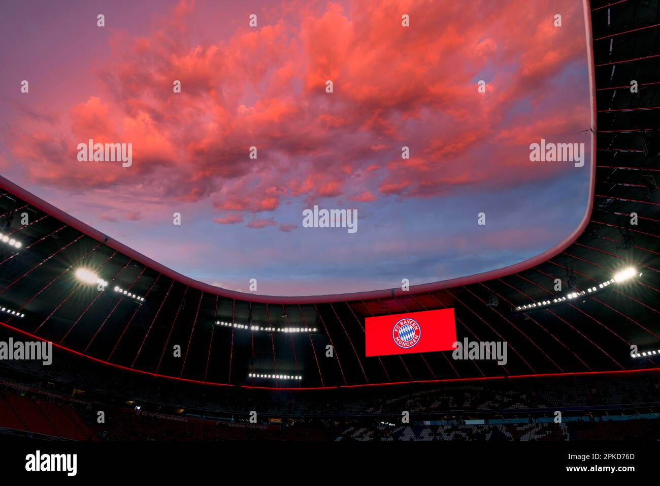 Panoramica, Coppa DFB, tramonto suggestivo, cielo serale, nuvole rosse sull'Allianz Arena, tabellone con logo FC Bayern Monaco, FCB, Monaco, Baviera Foto Stock