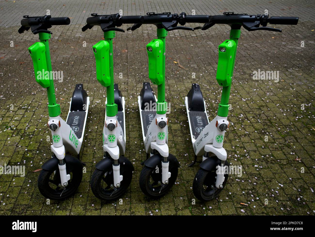Quattro scooter elettrici parcheggiati nel noleggio bici della società Lime, Onlime + Uber, Stoccarda, Baden-Wuerttemberg, Germania Foto Stock