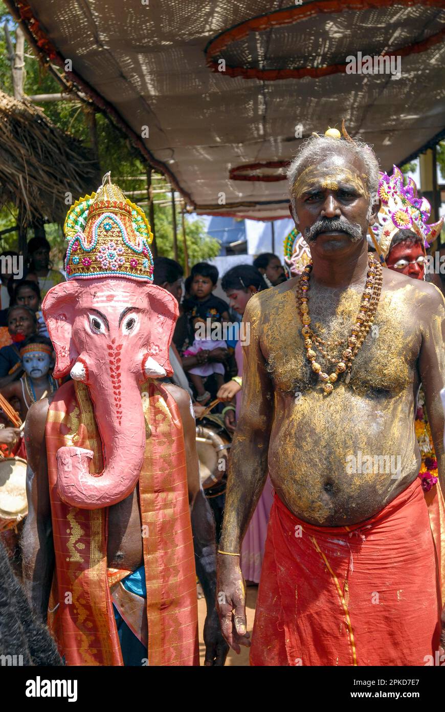 L'immagine dell'uomo vestito come Dio Ganesha e l'uomo del villaggio in Dasara Dussera Dusera Festival a Kulasai Kulasekharapatnam vicino Tiruchendur, Tamil Nadu Foto Stock