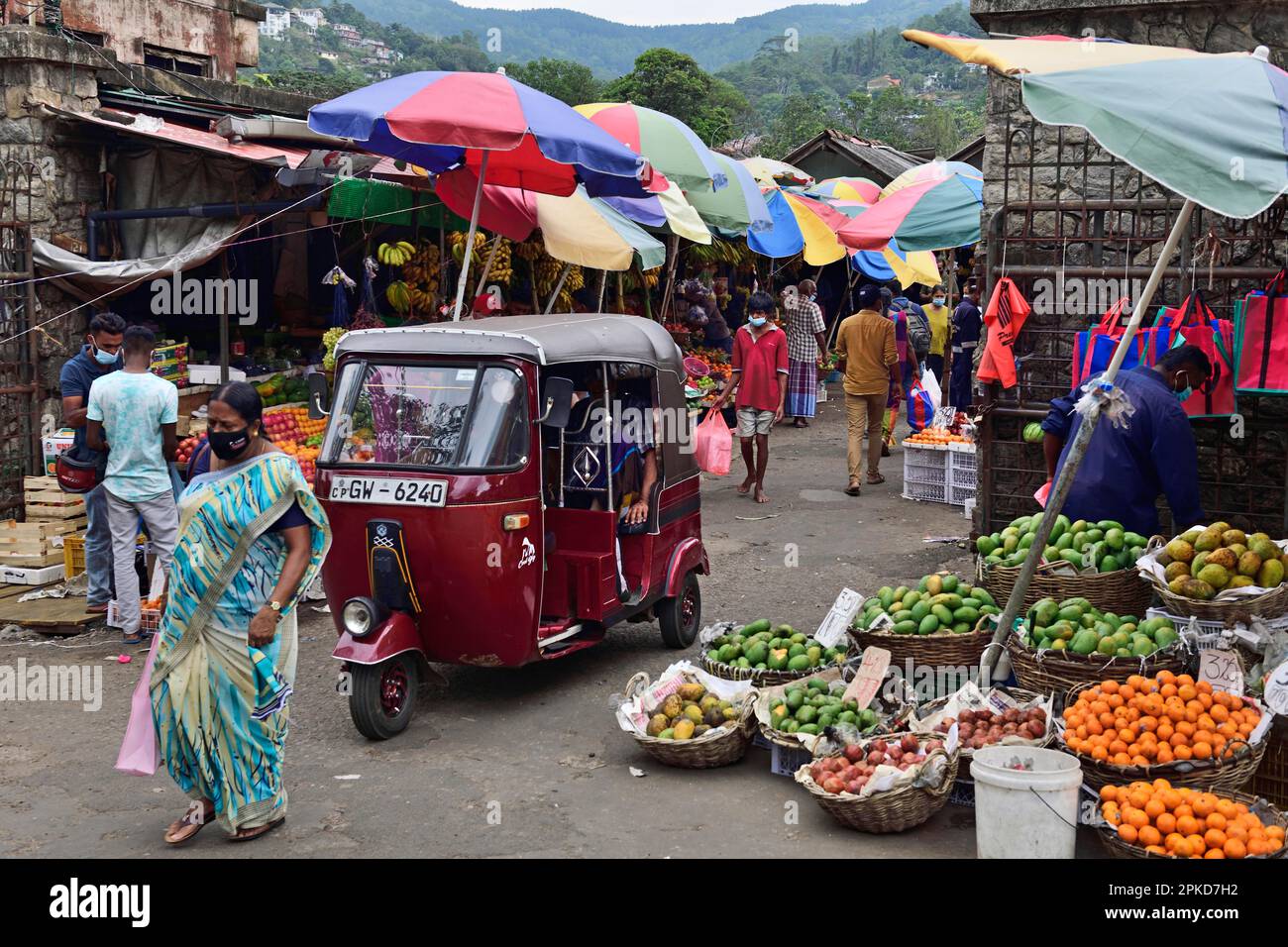 Bancarelle di frutta e tuk tuk al mercato, Kandy, Sri Lanka Foto Stock