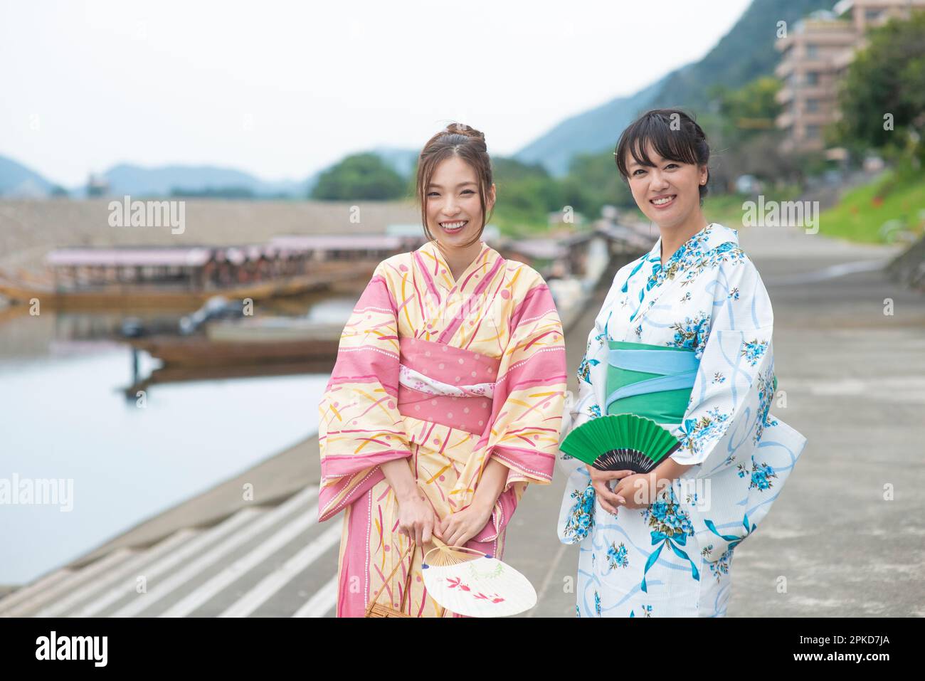 Casa galleggiante e 2 donne in yukata Foto Stock