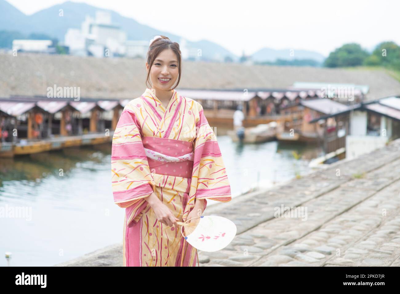 Casa galleggiante e donna in yukata Foto Stock