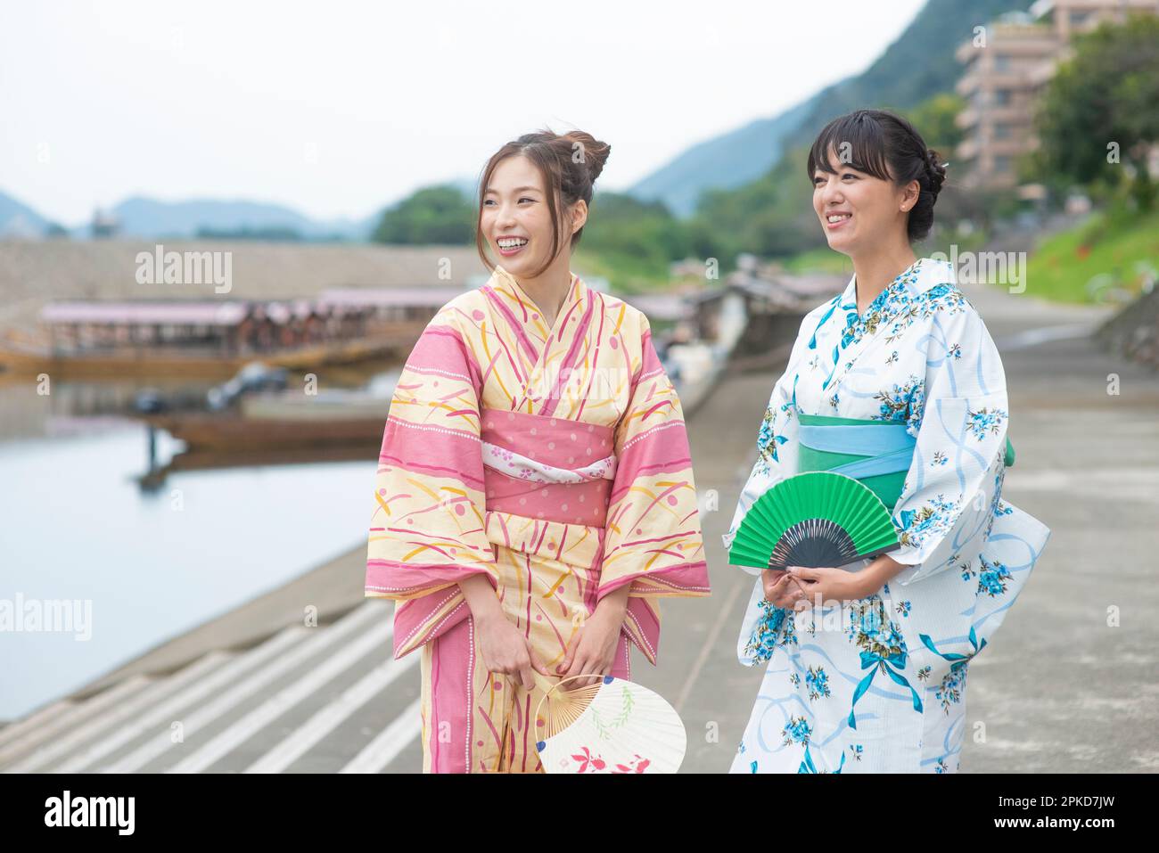 Casa galleggiante e 2 donne in yukata Foto Stock