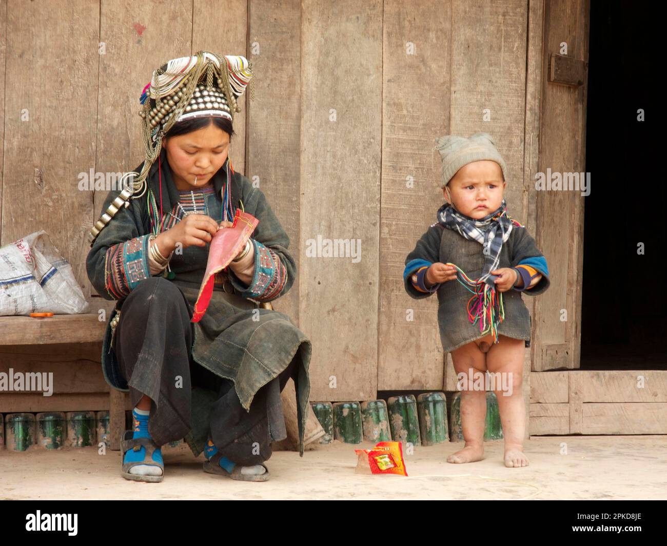 Donna vestita tradizionalmente con bambino, ou Tai, Provincia di Oudomxay, Laos Foto Stock