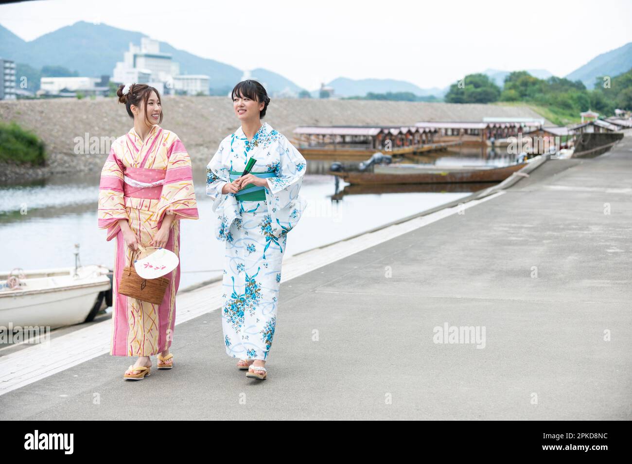 Casa galleggiante e 2 donne in yukata Foto Stock