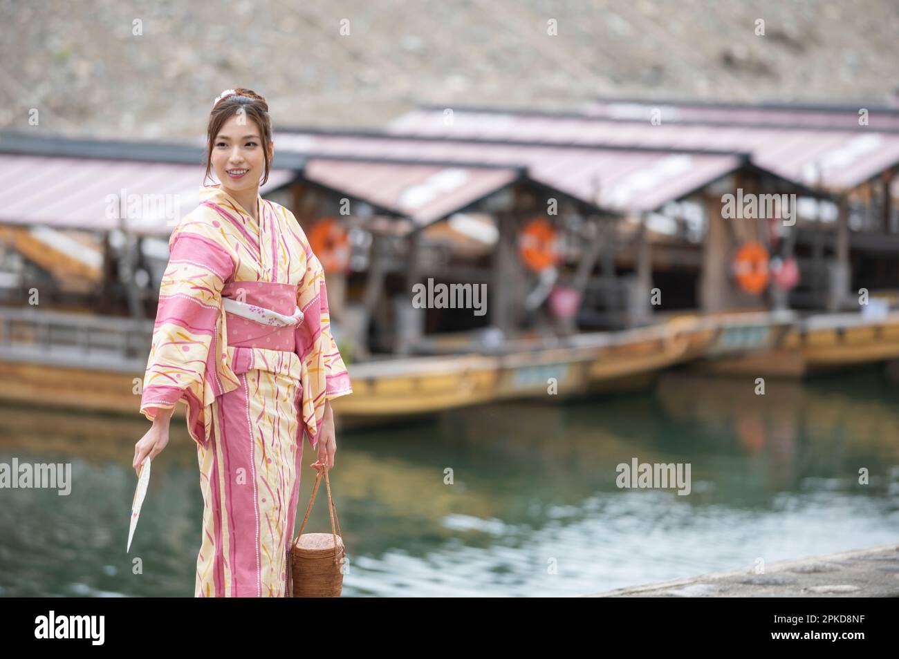 Casa gallegante e Donna a Yukata Foto Stock