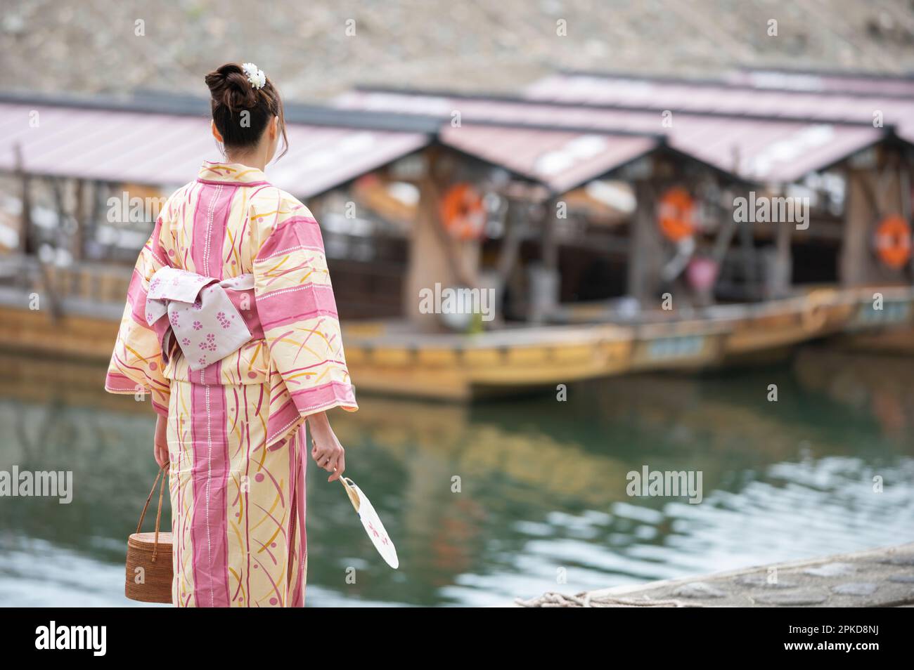 Casa gallegante e Donna a Yukata Foto Stock