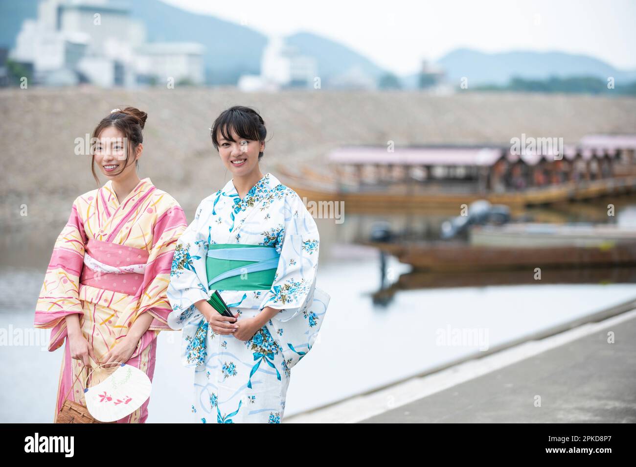 Casa galleggiante e 2 donne in yukata Foto Stock