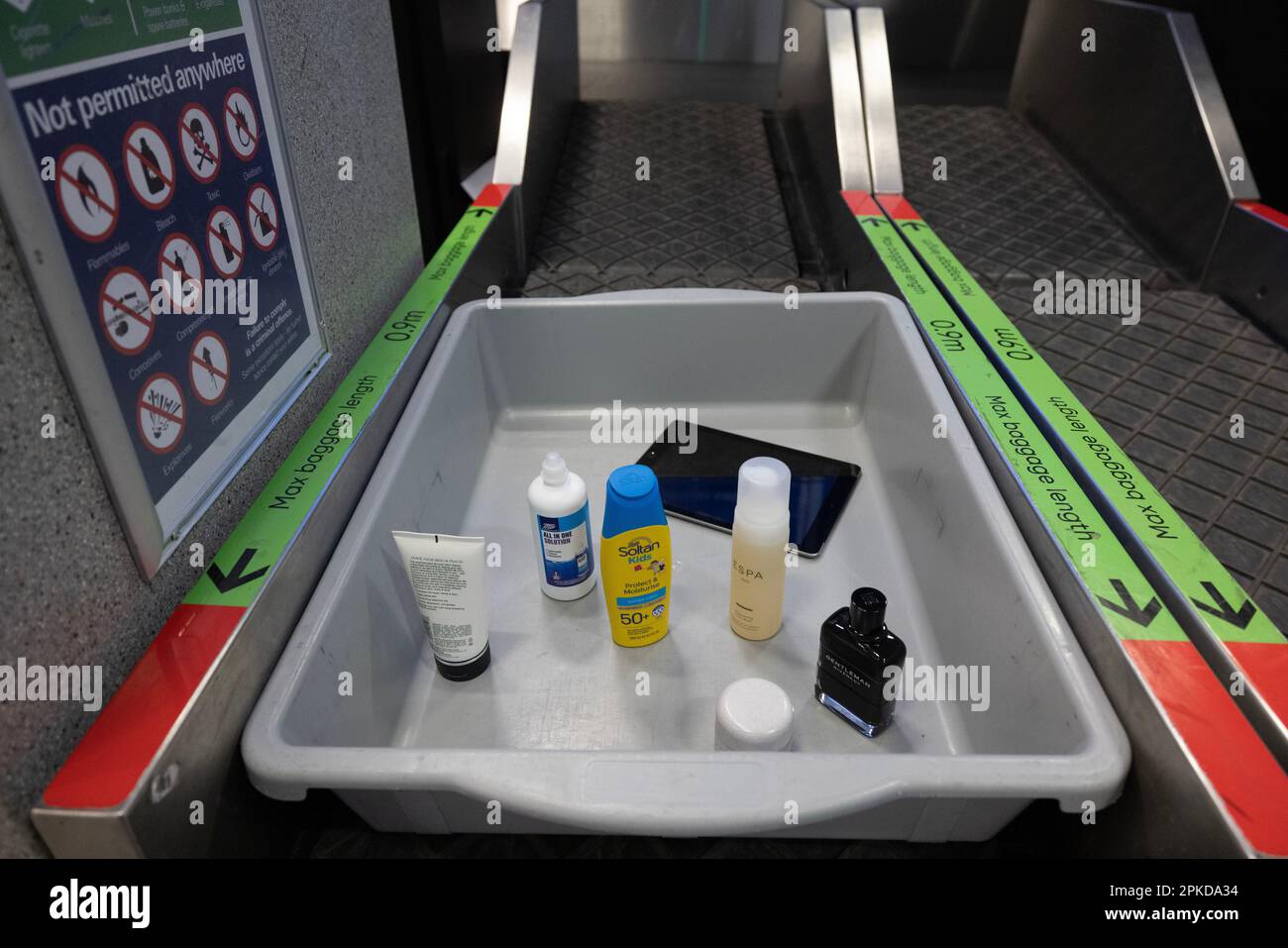 City Airport di Londra mostra ai passeggeri ora in grado di viaggiare senza togliere liquidi dal bagaglio a mano, Foto Stock