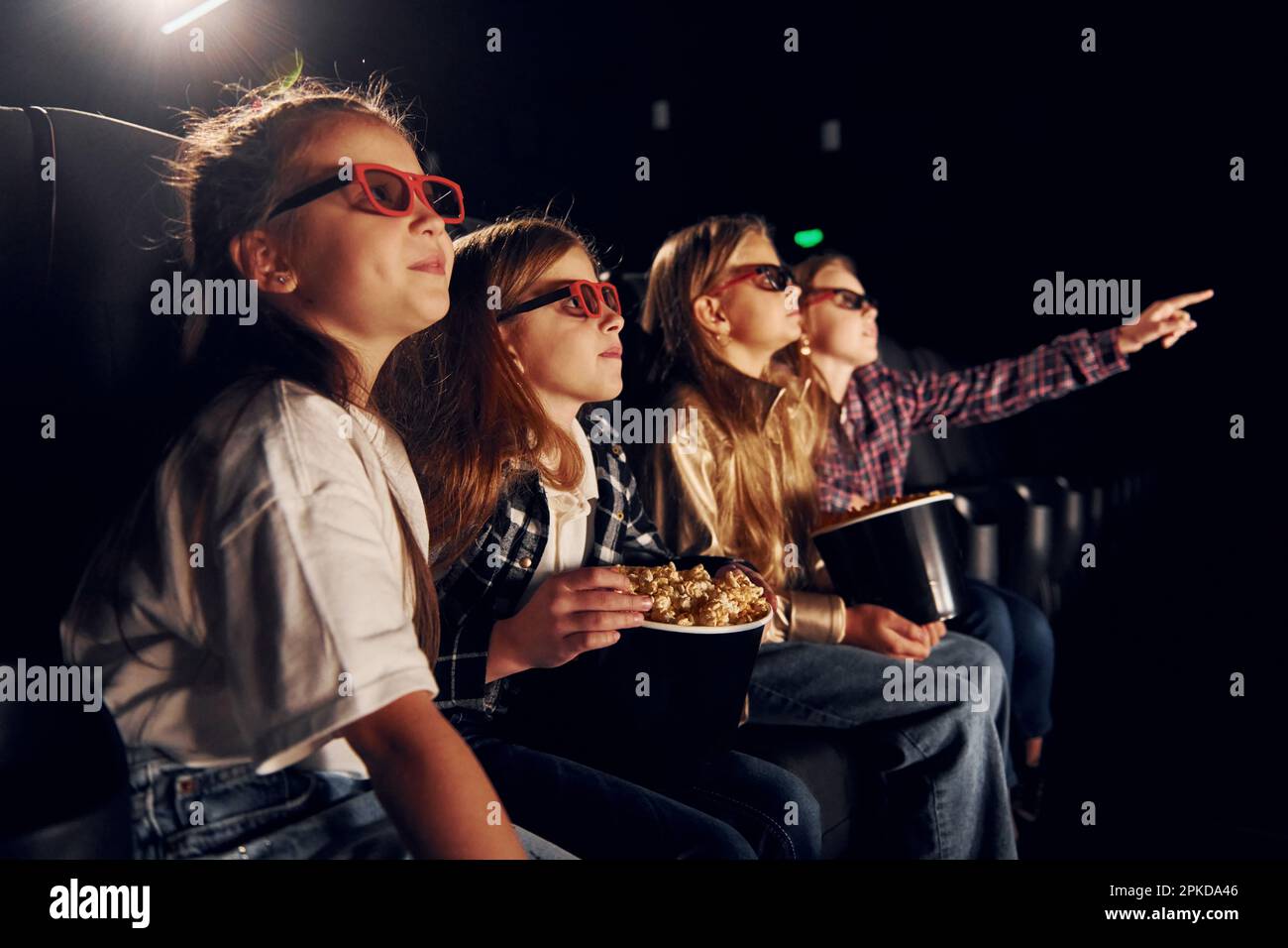 Interessante film. Gruppo di bambini seduti al cinema Foto Stock