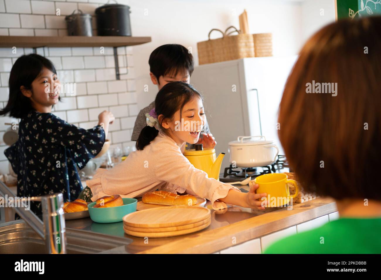 I bambini ridono in cucina Foto Stock