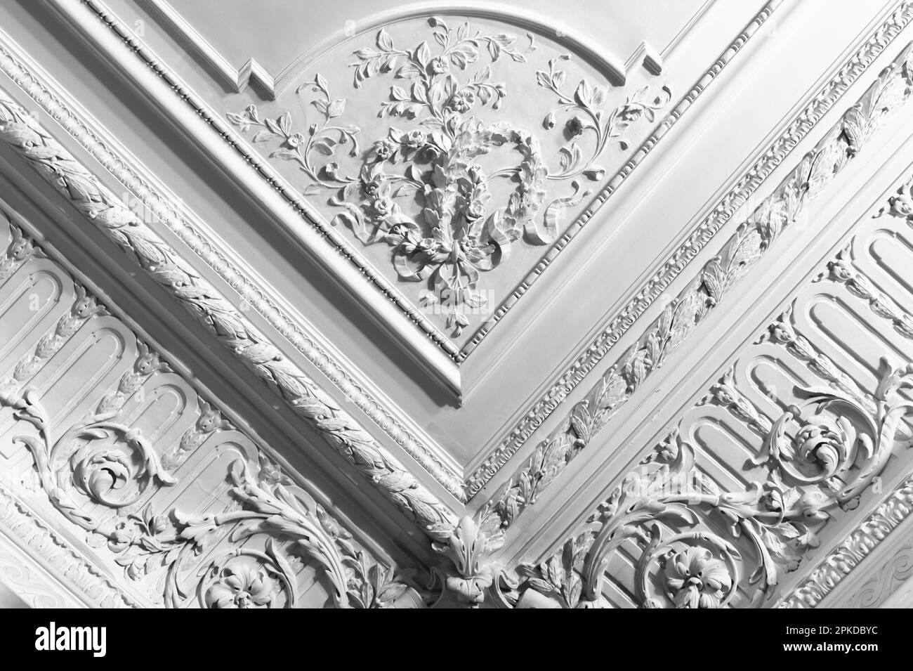 Dettagli a bassorilievo in gesso bianco, design ad angolo del soffitto, stile rococo, modello astratto di architettura classica Foto Stock