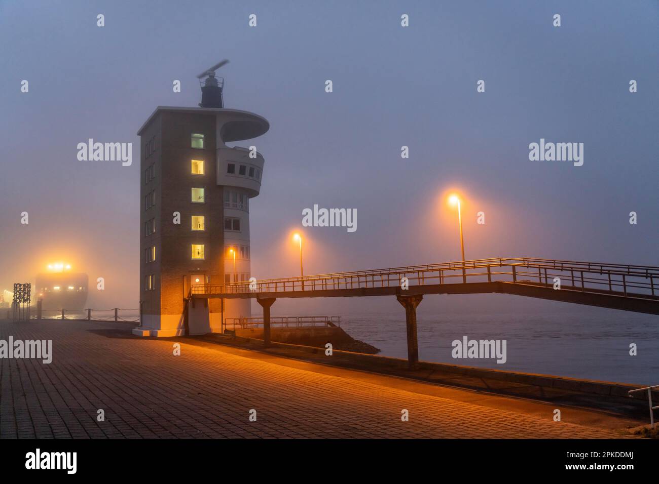 Nebbia fitta in inverno, pende sulla bocca dell'Elba nel Mare del Nord, torre radar dell'autorità per l'acqua e la navigazione (WSA) Cuxhaven, monito radar Foto Stock