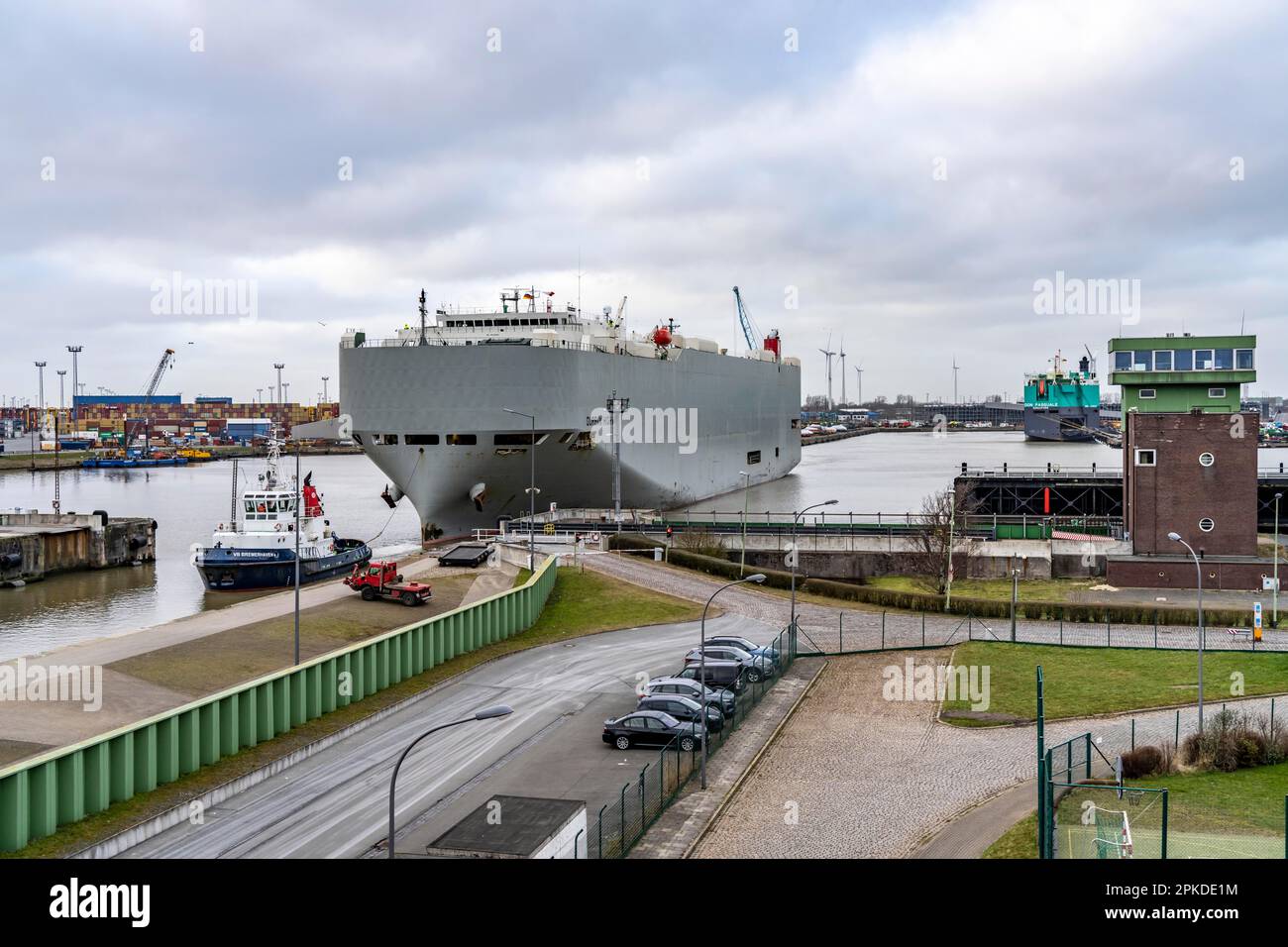 North lock nel porto d'oltremare di Bremerhaven, il veicolo trasportatore Durban Highway, sotto la bandiera di Panama, può caricare circa 600 automobili, scarichi Foto Stock